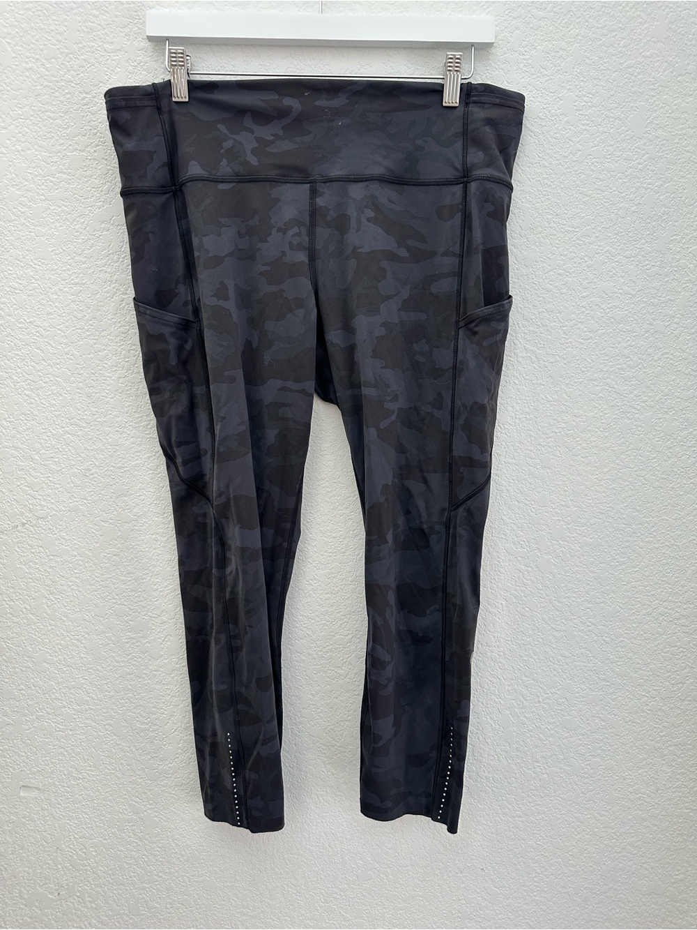 Lululemon Fast and Free High Rise Crop 23 Size 14 Camo Leggings Pockets Nulux